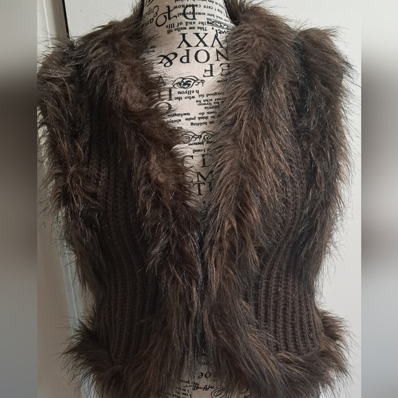 Large Decree faux fur vest - Picture 2 of 8